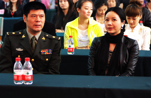 連續(xù)劇《鄉(xiāng)里彩虹城里雨》在河南方城開拍