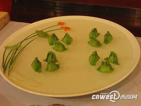 網(wǎng)媒記者德發(fā)長“拜師學(xué)藝”大秀花式餃子絕活