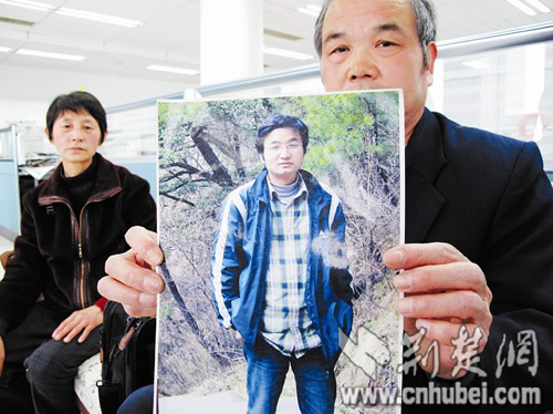 湖北籍研究生莫名失蹤一年多 父母泣血呼喚(圖)