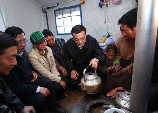 李克強(qiáng)在玉樹地震災(zāi)區(qū)考察并主持召開災(zāi)后重建現(xiàn)場辦公會