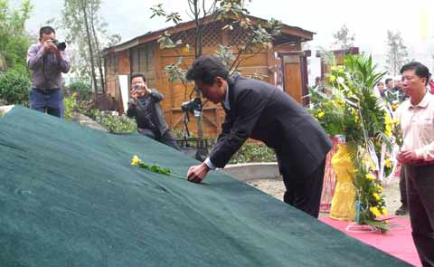 汶川縣映秀鎮(zhèn)：為逝者禱告為生者祈福(圖)