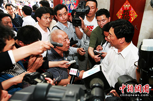 河南商丘市委慰問趙作海并向其致歉(圖)