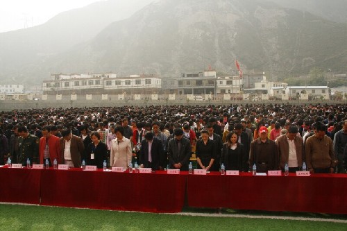 汶川一中藝術(shù)匯報表演紀(jì)念“5.12”兩周年