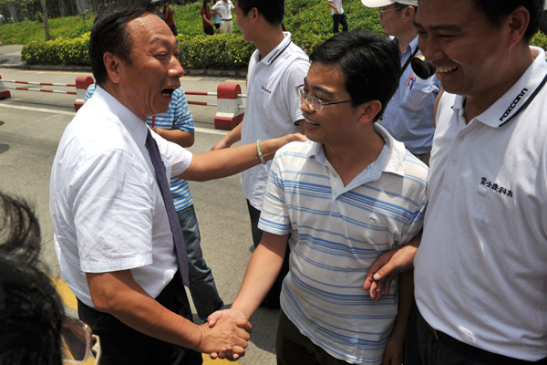 郭臺(tái)銘赴富士康遭圍堵 就跳樓事件鞠躬致歉(圖)
