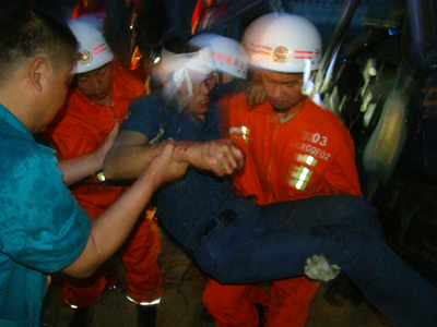 河南許昌雨中三車相撞 6人受傷(組圖)