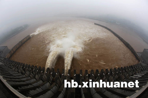 三峽今年首次開閘泄洪