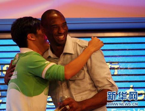 科比為世博會(huì)志愿者加油(圖)