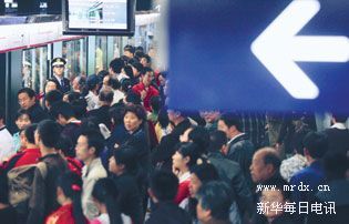“想擦汗卻擠得拔不出手”北京1號(hào)線地鐵何時(shí)才能全裝上空調(diào)?