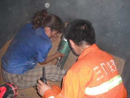 酒廠女職工右手被卡進(jìn)料管道 三門峽消防成功處置