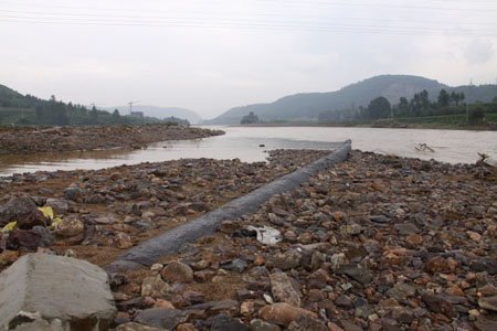 吉林通化正在搶修供水管線及市民各取水點(diǎn)取水