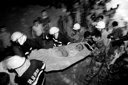 鞏義市一處土崖突然發(fā)生坍塌 4人被埋成功獲救