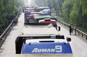 京藏高速公路堵車百公里 進(jìn)京方向上千輛車滯留