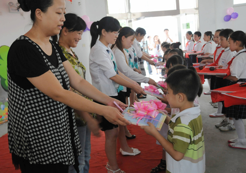 鄭州小學新生入校重現(xiàn)古代優(yōu)良傳統(tǒng)