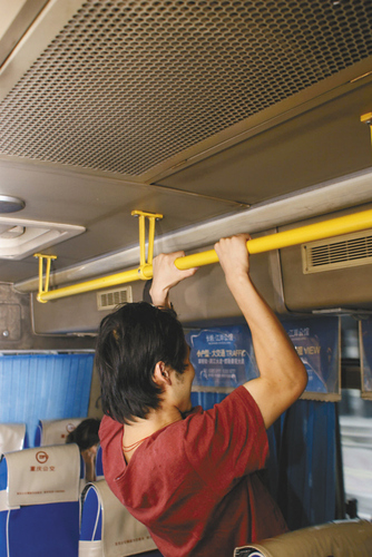 公交上鍛煉身體 “公交健身哥”危險喲！