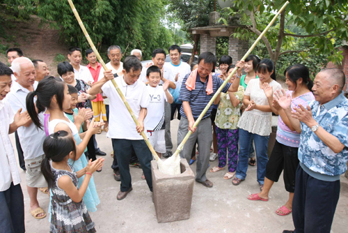 四川廣安災(zāi)區(qū)群眾歡樂過中秋(圖)