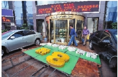 稱廣告牌被拆 雇車雇“門神”強堵大廈5天