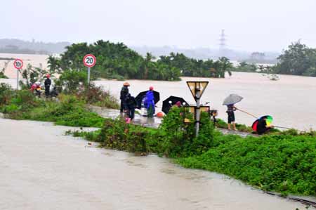 新一輪強(qiáng)降雨讓海南瓊海街道二度泡水