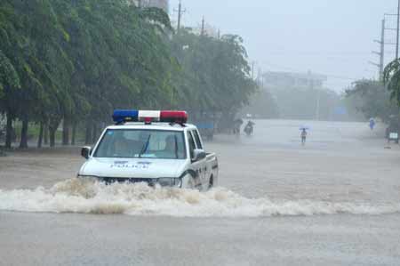新一輪強(qiáng)降雨讓海南瓊海街道二度泡水