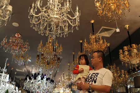 “亞洲主流媒體看廣東”參觀古鎮(zhèn)時(shí)代燈飾廣場(chǎng)