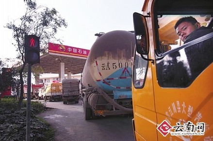 “柴油荒”波及昆明 貨車排長(zhǎng)隊(duì)加油還限量