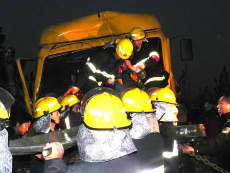 焦作兩車(chē)相撞天然氣泄漏 消防奮戰(zhàn)4小時(shí)化險(xiǎn)