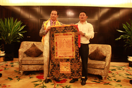 汶川獻(xiàn)上唐卡感恩情(圖)