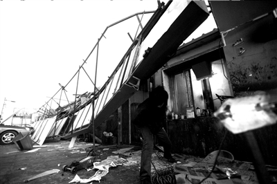 北京遭遇8級(jí)大風(fēng)吹襲 數(shù)百平米屋頂被掀翻