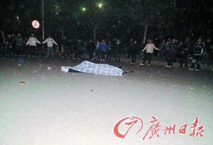 大學(xué)生被撞死司機逃逸數(shù)百名學(xué)生排