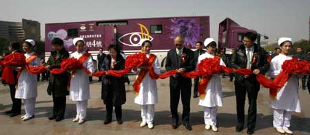 香港葉氏化工向山東捐贈(zèng)流動(dòng)眼科手術(shù)車