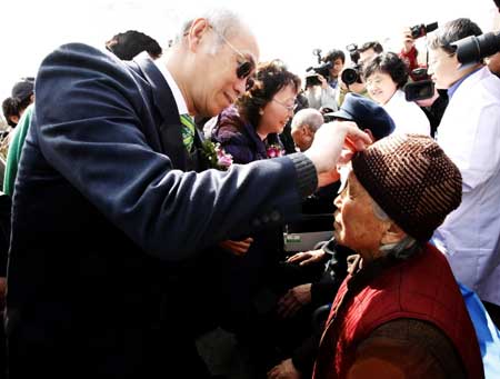 香港葉氏化工向山東捐贈(zèng)流動(dòng)眼科手術(shù)車