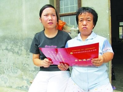 0.8米“微型媽媽”將棄嬰女兒培養(yǎng)成大學生