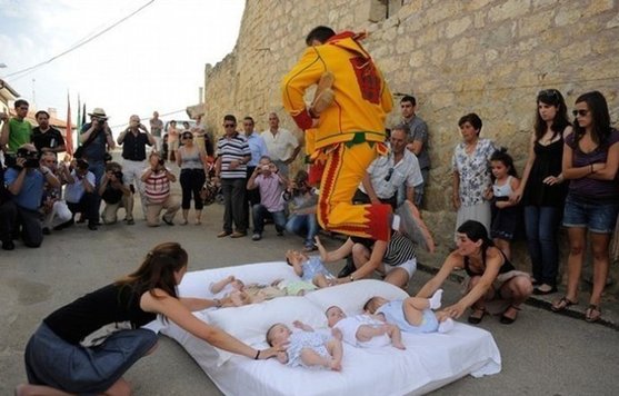 實(shí)拍西班牙跨嬰驅(qū)魔的怪異節(jié)日！