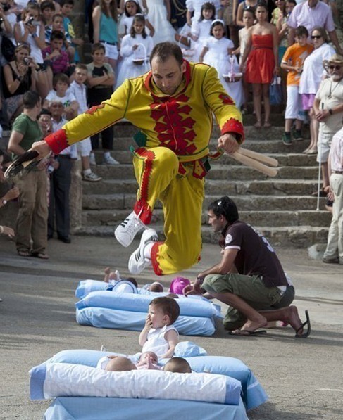 實(shí)拍西班牙跨嬰驅(qū)魔的怪異節(jié)日！