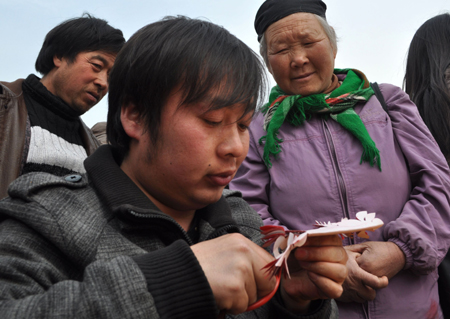 靈寶老子圣像廣場(chǎng) 民間藝人剪“公仆”