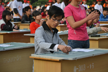 河師大:576名大學(xué)生揮毫潑墨喜迎十八大