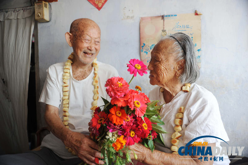 山東乳山：“橡樹(shù)婚”夫妻攜手第83個(gè)七夕節(jié)