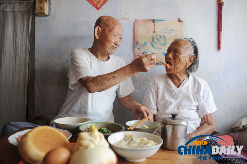 山東乳山：“橡樹婚”夫妻攜手第83個七夕節(jié)