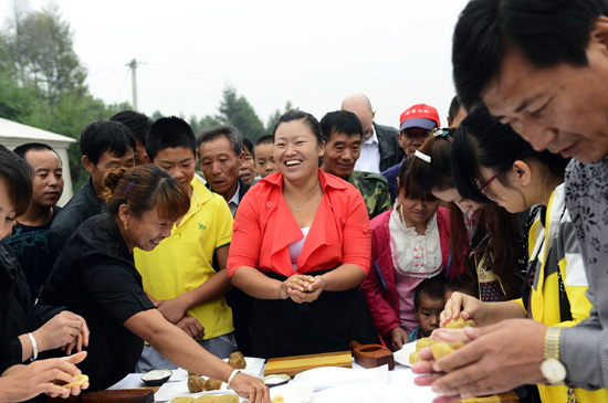 泉眼鎮(zhèn)舉辦第一屆中秋打月餅比賽