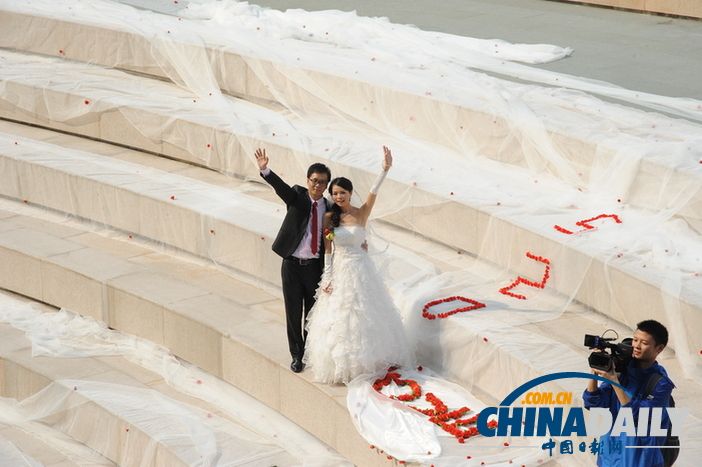 南寧一對(duì)新人為婚禮自制520米長(zhǎng)婚紗