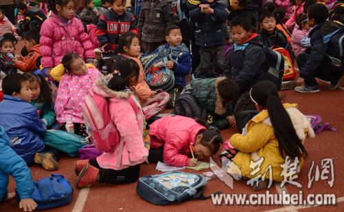 小學(xué)因拖欠施工款被鎖門 835名學(xué)生在校門口讀書