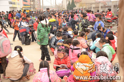 小學(xué)因拖欠施工款被鎖門 835名學(xué)生在校門口讀書