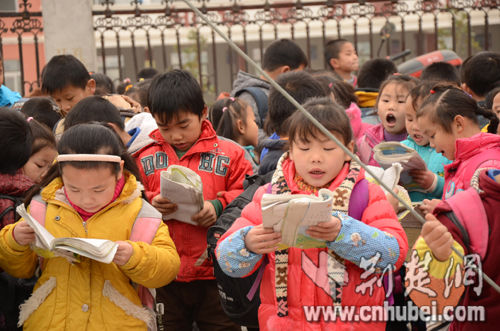 小學(xué)因拖欠施工款被鎖門 835名學(xué)生在校門口讀書