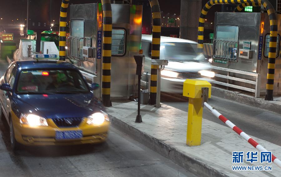 今日凌晨全國收費公路春節(jié)小型客車免費通行正式實施