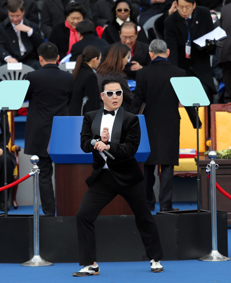 鳥叔唱響樸槿惠就職儀式 泰國(guó)總理英拉變小粉絲拍照忙