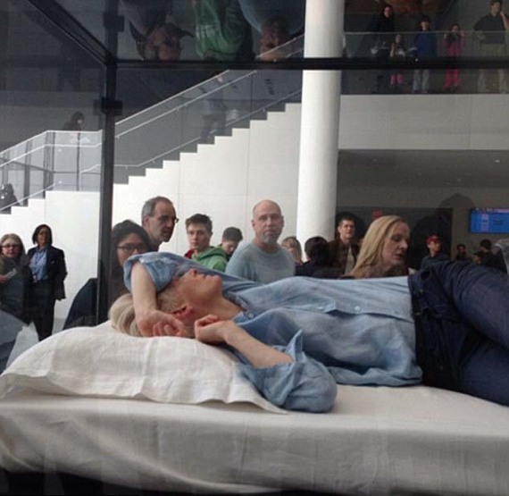 前衛(wèi)女神表演行為藝術(shù) 博物館里睡覺供人參觀