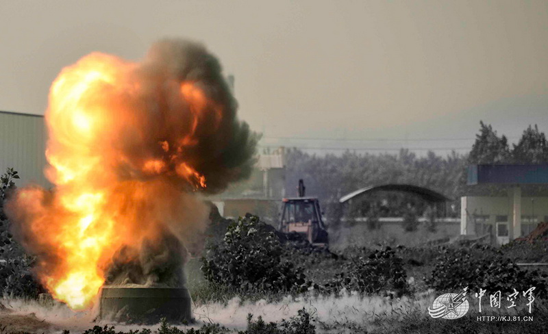 高清：我軍機(jī)場排彈兵曝光 各種排彈裝備悉數(shù)亮相