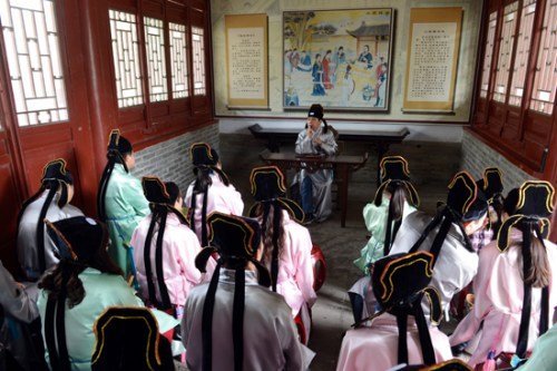 高校研究生玩“穿越” 穿宋代儒生服飾上課