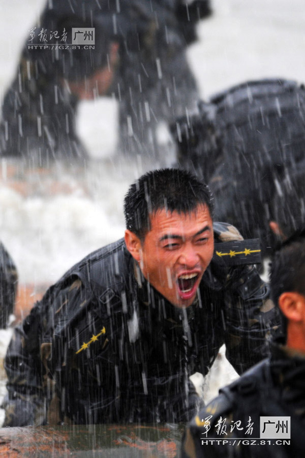 解放軍兵王配上新型大狙帥氣十足