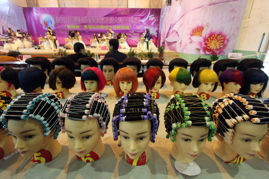 福建晉江:職業(yè)院校“新娘”化妝競(jìng)賽