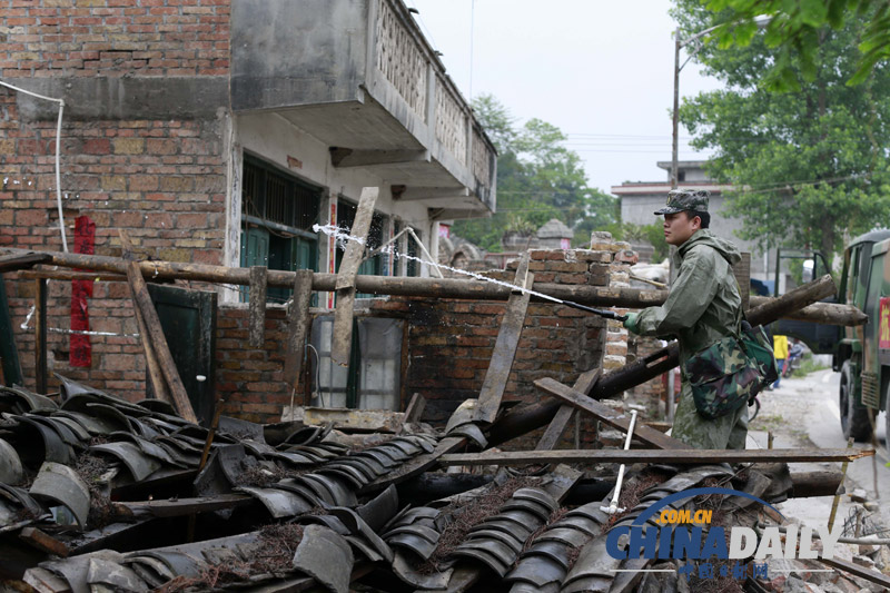 蘆山小朋友敬禮感謝救災(zāi)人員[組圖]